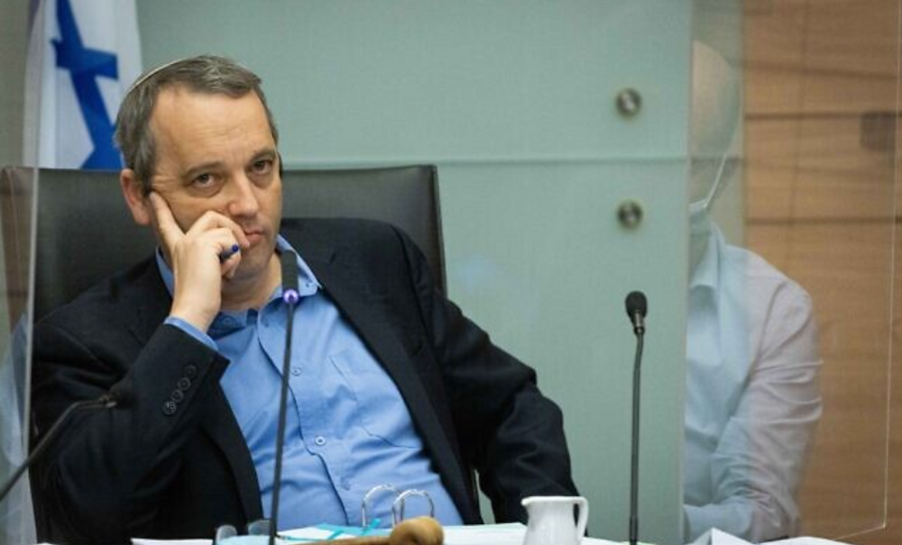 بحماية عناصرها.. عضو كنيست يجول في رام الله ويلتقي قيادات بالسلطة