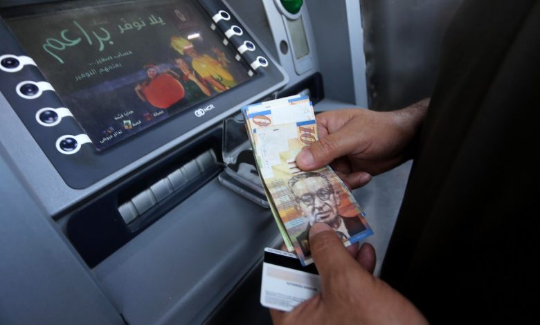 خبير اقتصادي: رواتب الموظفين فقدت قيمتها وعلى الحكومة تدارك الموقف