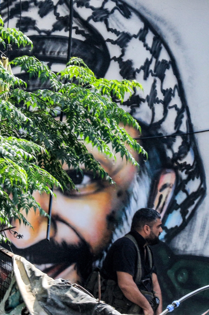 “تُناور لتحقيق إنجاز عسكري”.. صحيفة: مشاورات لسحب إدارة المخيّمات بلبنان من فتح