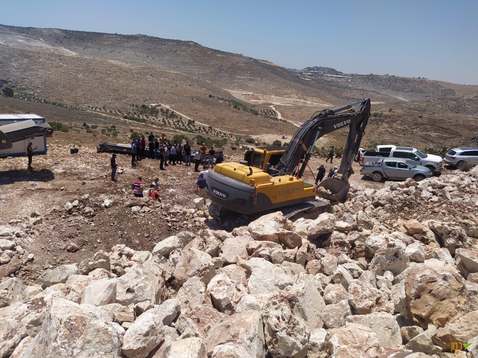 هاجموا السلطة.. أهالي سفارين محاصرون بين الاستيطان والكسارات