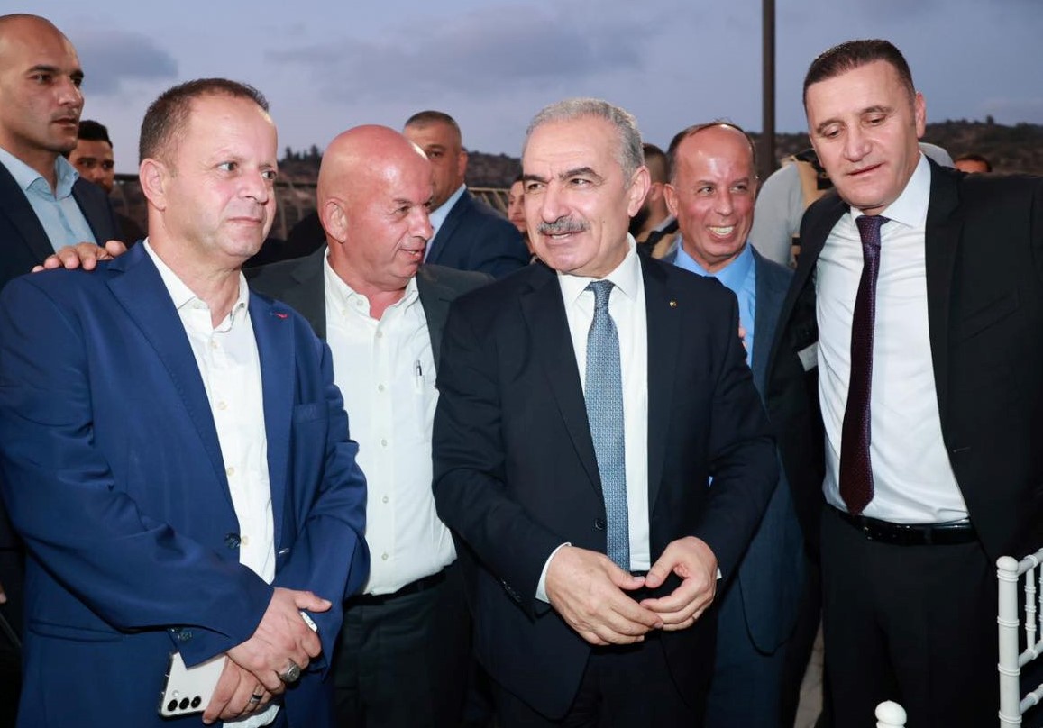 صور.. اشتية ضيف دائم بالحفلات غائب عن مواساة أهالي الشهداء