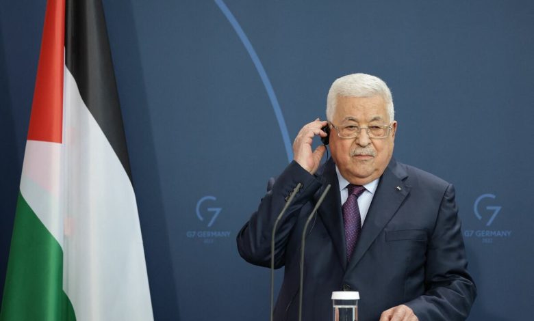 يتسول الأموال من الغرب.. عباس يختبئ خلف الاحتلال لتبرير فساده وفشله