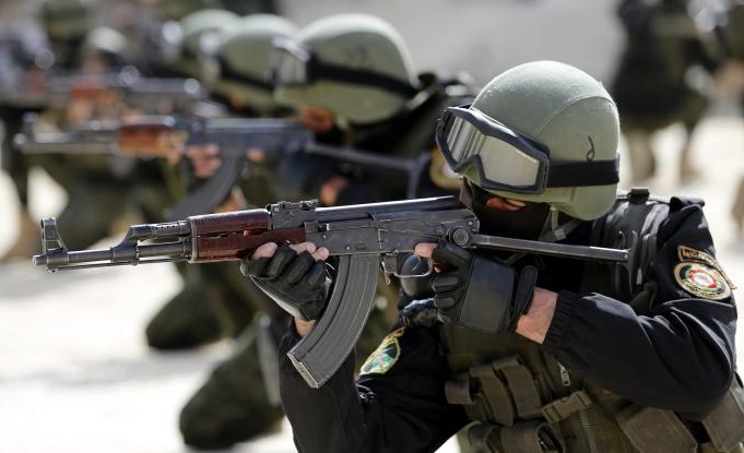 أحد وجهاء الخليل لأجهزة السلطة: تأخذون رواتبكم من جيوبنا.. ماذا فعلتم لمواجهة الفلتان؟