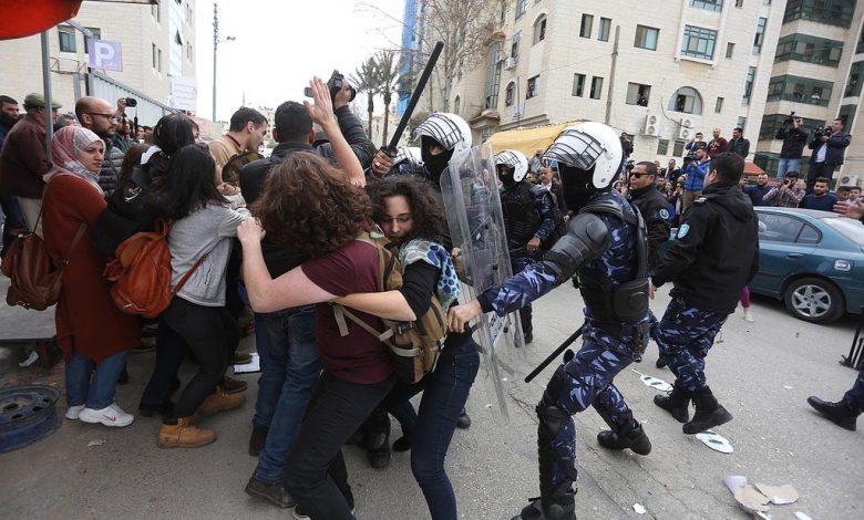 “الديمقراطية” تطالب السلطة بوقف الملاحقة السياسية وتكميم الأفواه بالضفة