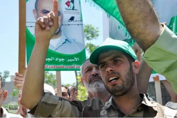 علاء زعاقيق.. خطيب حر يدفع ثمن انتقاد السلطة والتنسيق الأمني