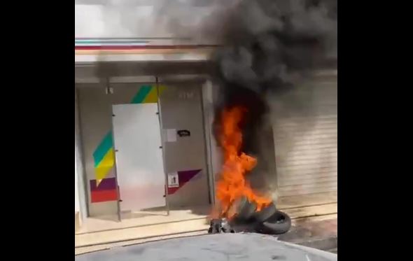 بعد تمزيق صور الشهداء.. مواطنون يشعلون إطارات أمام البنك الإسلامي بالعيزرية