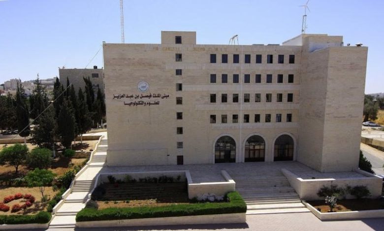 احتجاجا ًعلى زيادة الرسوم.. طلبة جامعة الخليل يعلنون الإضراب