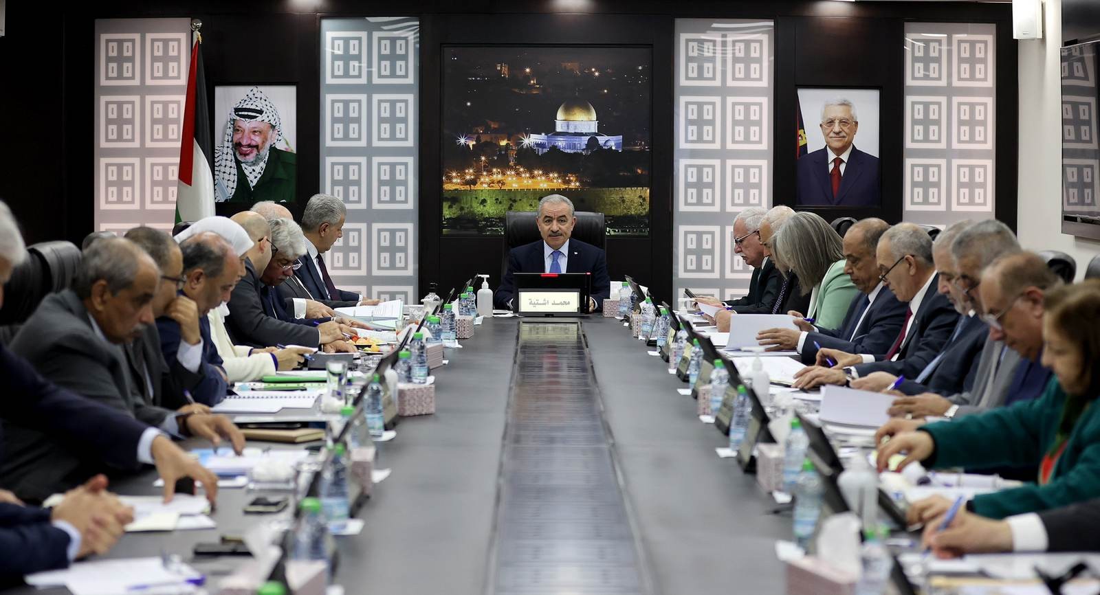 تصاعد الرفض لقرار حكومة اشتية بشأن حظر الانتماء لمؤسسات المجتمع المدني