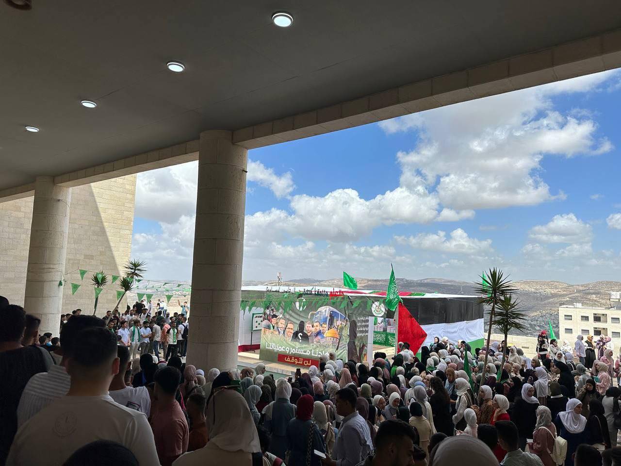 طلبة “كتلة النجاح” بنابلس يواصلون اعتصامهم رفضًا للاعتقال السياسي