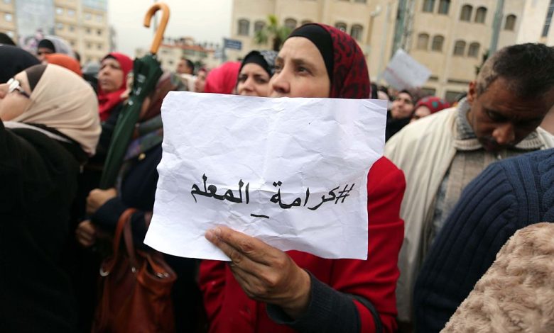 “التعليم” تتلاعب بالمشاركين في إضراب المعلمين وتتعمد إهانتهم