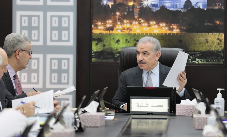 كاتب: المواطنون ضحية لضرائب حكومة اشتية دون خدمات.. الفساد ينخرها دون رقيب