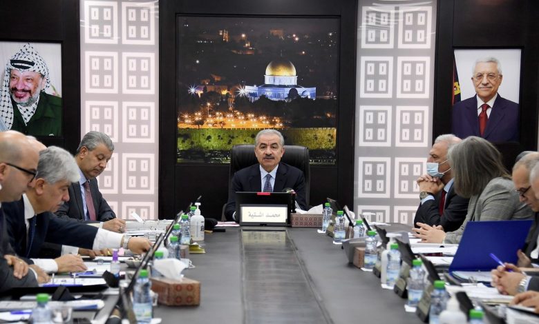 مؤسسات المجتمع المدني تطالب اشتية بوقف قرار منع الموظفين من عضوية الجميعات