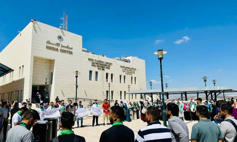 طلبة النجاح يتضامنون مع زملائهم المعتصمين لليوم 19 ضد الاعتقال السياسي