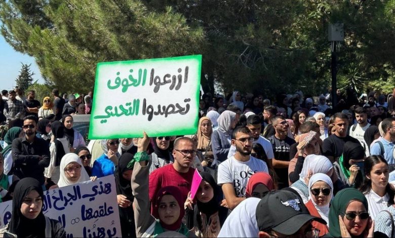 طلبة بيرزيت ينددون بتبادل الأدوار بين السلطة والاحتلال لاعتقال زملائهم