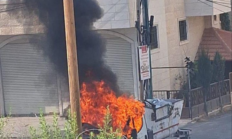 وقفة رافضة للاعتداء على مركبات بلدية الخليل وللمطالبة بمحاسبتهم