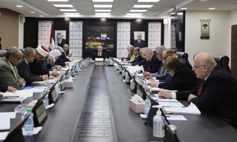 هيئة حقوقية تطالب حكومة اشتية بسحب قرار عضوية موظفي الدولة بالجمعيات