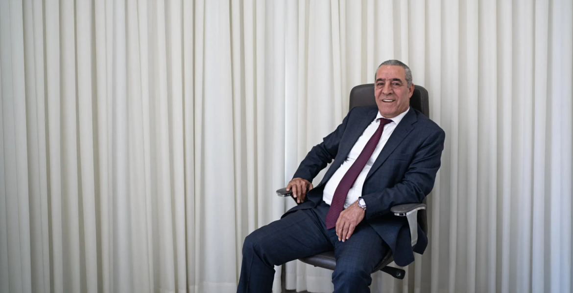 مسؤول إسرائيلي سابق: حسين الشيخ رجل “إسرائيل” في رام الله