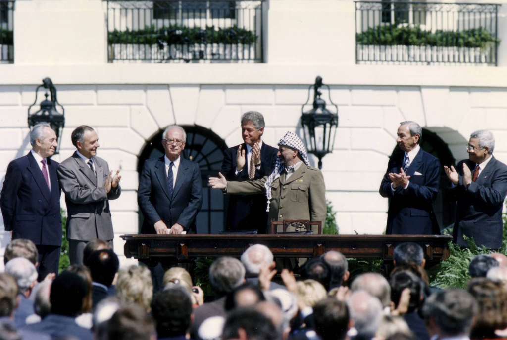 قيادي بـ”الشعبية” يدعو للتخلص من أوسلو ومفرزاته وتبني السلطة للمقاومة