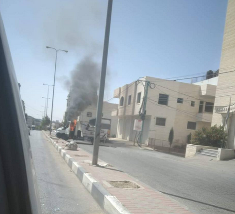 فوضى وفلتان.. مسلحون يحرقون سيارة لبلدية الخليل في وضح النهار