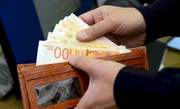 الأسعار ملتهبة والرواتب منقوصة.. الموظفون يعيشون أزمة تخنق حياتهم