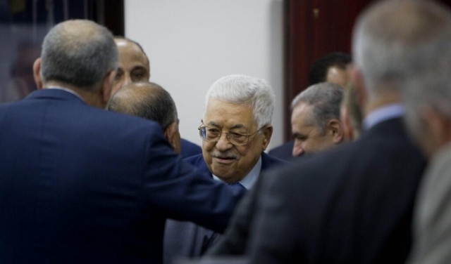 محلل دولي: السلطة تخاطر بالانهيار إذا ظلت بعيدة عن الشارع الفلسطيني