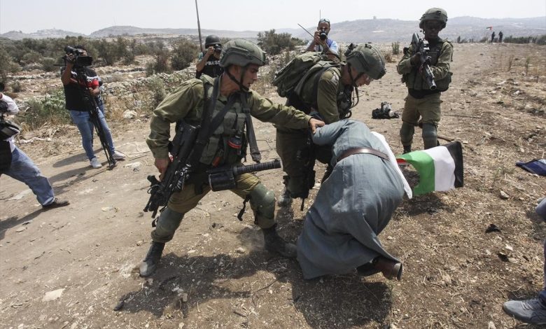 ارتفاع اعتداءات الاحتلال ومستوطنيه بالضفة والسلطة “لا مقاومة ولا تاركة حد يقاوم”