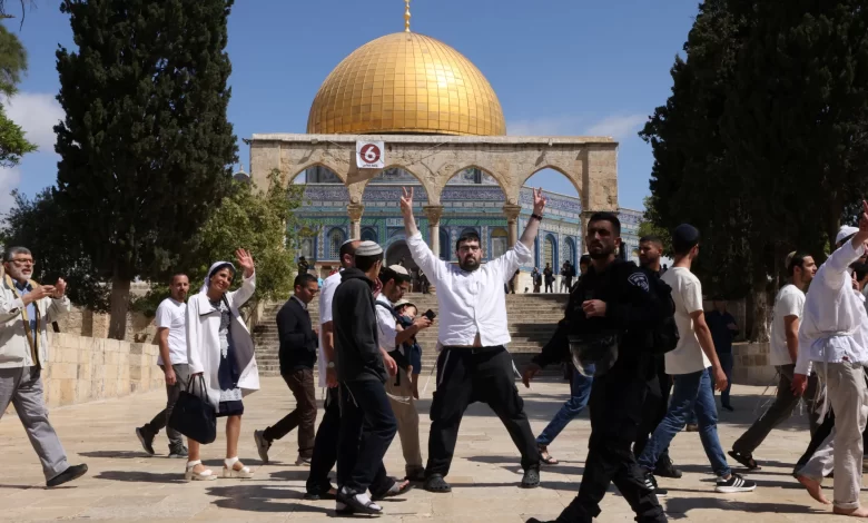 مختص: السلطة تركت المقدسيين وحيدين في مواجهة جرائم الاحتلال بالأقصى