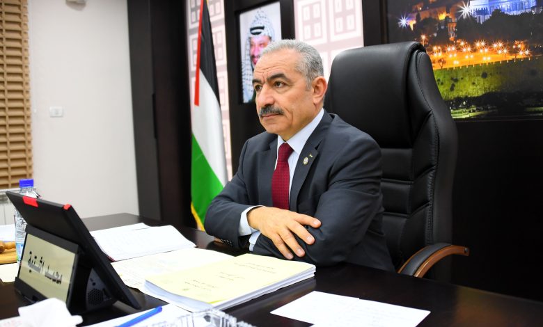 يكذب كما يتنفس.. تباكي اشتية من الأزمة المالية تفضحه عائدات “المقاصة”