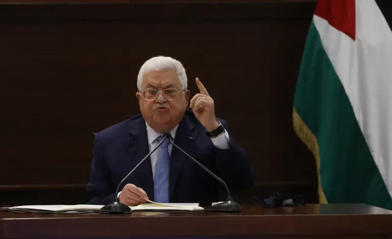 الشارع يرد على عباس: أنتم تمثلون “إسرائيل” والسلطة شريكة بعدوان غزة