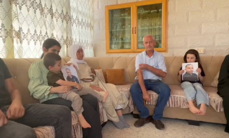 والدة المعتقل السياسي خالد خليلية: ابني بيموت في سجون السلطة