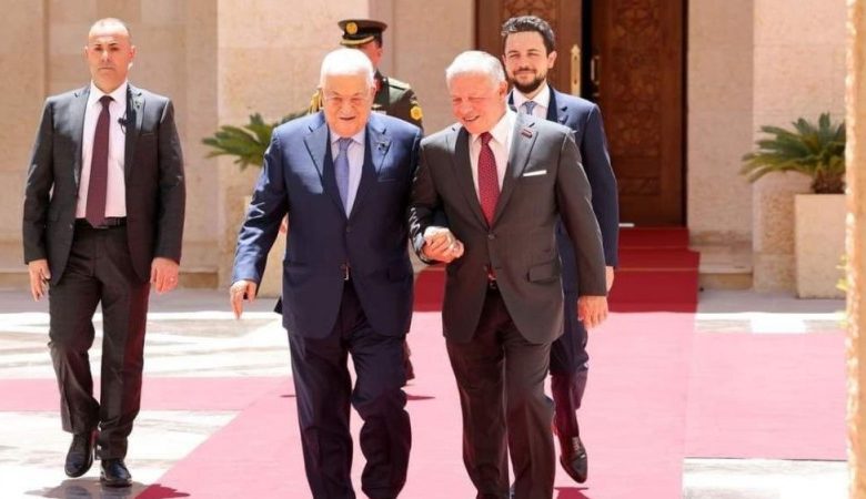 مغردون بعد مطالبة عباس لحماس بإطلاق سراح الإسرائيليين: صمت دهرًا ونطق كفرًا