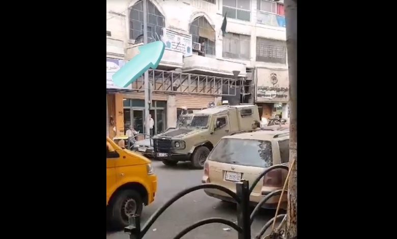 فيديو: دورية لجيش الاحتلال تمر بأمان أمام مركز شرطة الخليل
