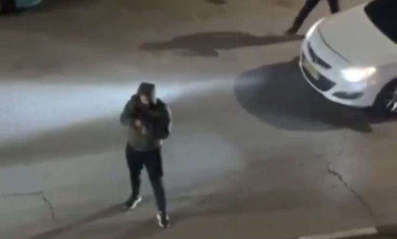 بلطجية تدعمهم السلطة.. مسلحون يعربدون على ممتلكات المواطنين بالخليل