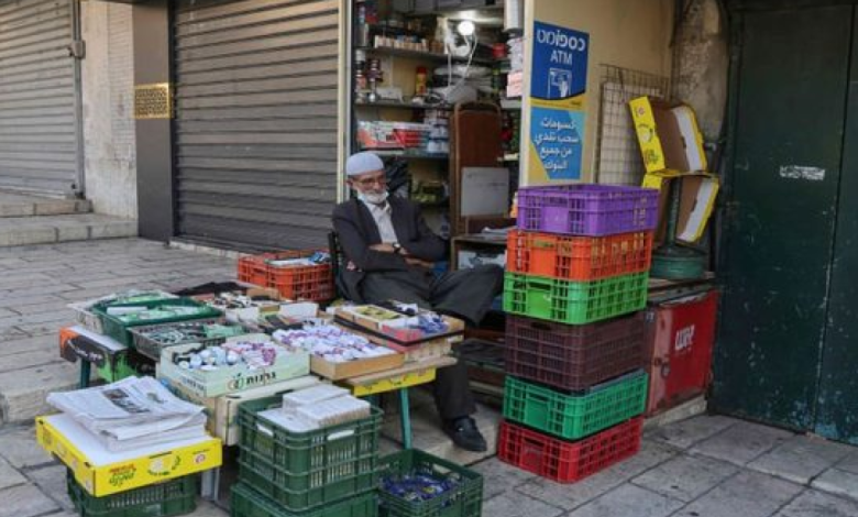 التضخم يزداد والأموال شحيحة.. السلطة تفشل بتوفير أبسط حقوق المواطن بالعلاج والطعام