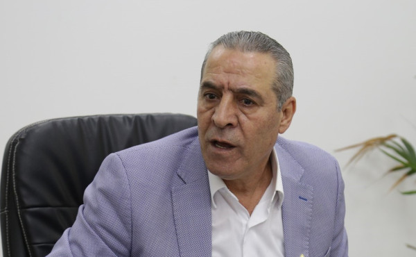 حسين الشيخ يضع مساحيق الكذب لإخفاء تآمر السلطة ضد غزة