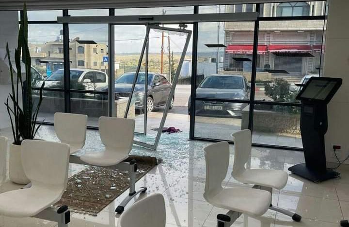 فوضى وفلتان.. سطو مسلح على أحد البنوك في بلدة نعلين