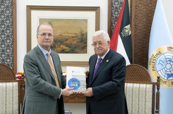 فاسد يَخلف فاسدا.. عباس ينوي تعيين محمد مصطفى بدلا لمحمد اشتية