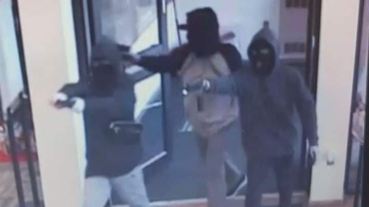 فوضى أمنية.. لصوص مسلحون يسرقون بنكاً غرب رام الله