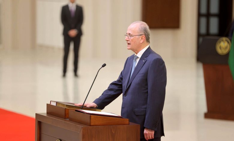 استطلاع: غالبية الفلسطينيين يرفضون حكومة مصطفى ويطالبون بحكومة وحدة وطنية