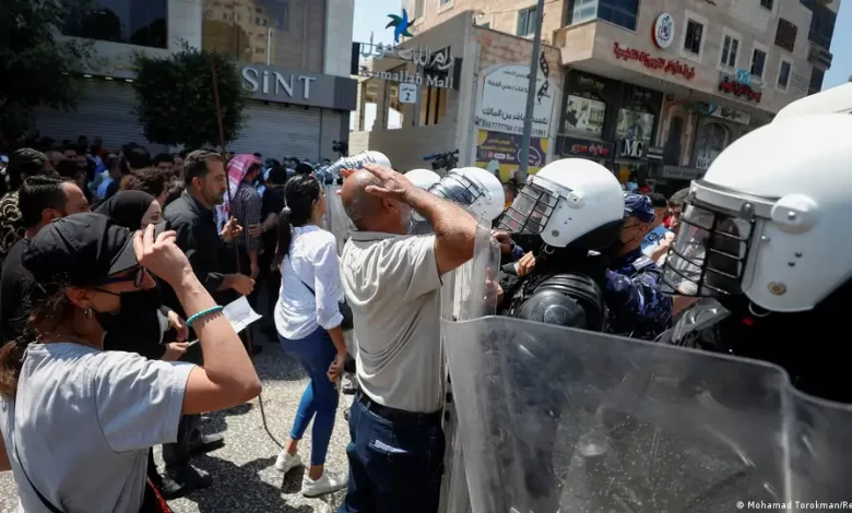 اقتصادي: السلطة وكيل للإسرائيليين ولن يُسمح بانهيارها لخدماتها الأمنية