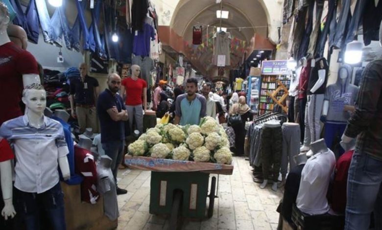 خبير: التلاعب بالأسعار وغياب الرقابة يُطيحا بالمنتج الوطني لصالح منتجات الاحتلال
