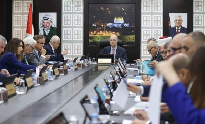 خبير اقتصادي: استمرار الحكومة بصرف الرواتب منقوصة سيضعها في ورطة جدية