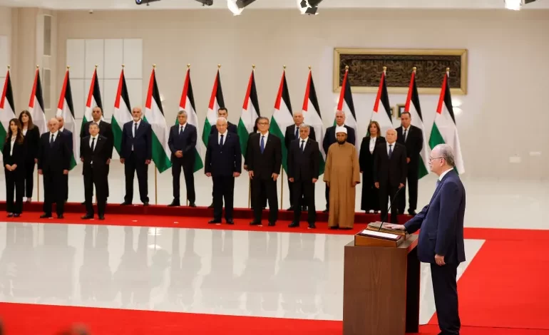 مختص: عباس وفرقه يتحكمون بالسلطة وحكوماتها مسميات برواتب فلكية دون أي دور حقيقي