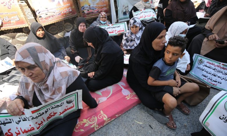 تأخير رواتب الشهداء والجرحى.. السلطة تشارك “إسرائيل” في إبادة غزة