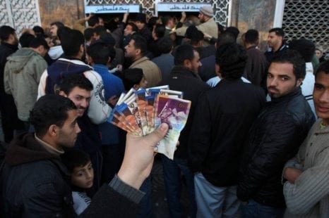 مختص: تراكم ديون السلطة يشل عصب الاقتصاد الفلسطيني