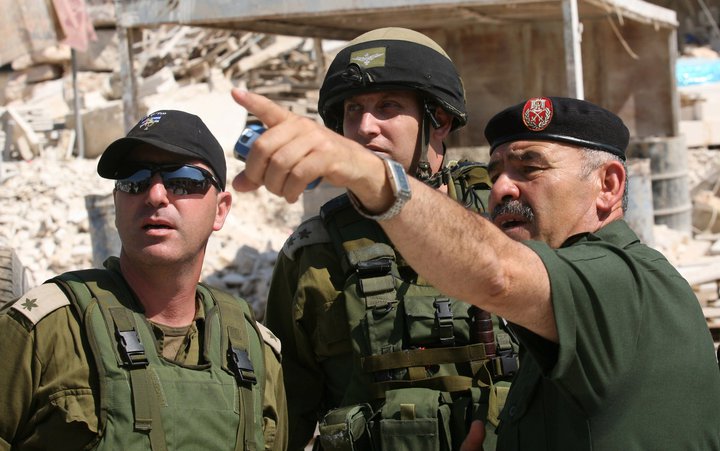 أجهزة السلطة تنقذ مستوطنًا من بين يد شباب قلنديا وتسلمه للاحتلال