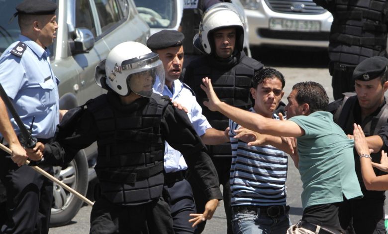 رواية صادمة.. عشرات المعتقلين في سجون السلطة بتهم مقاومة الاحتلال