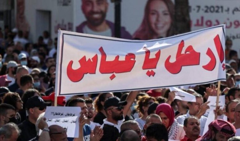 شعبية عباس في الحضيض.. ثلثا الجمهور الفلسطيني يطالبون باستقالته