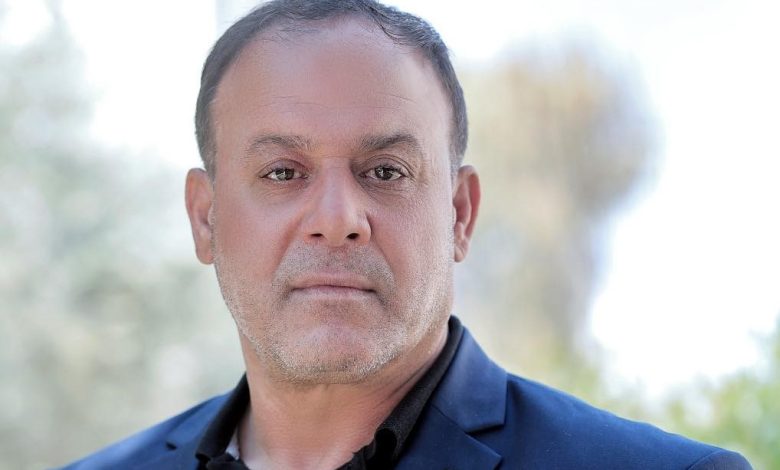 اختطاف السلطة لفخري جرادات.. حينما يعلو الجاسوس على المناضل