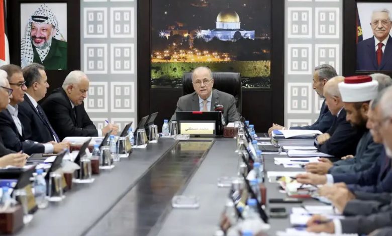 الفريق الأهلي: عباس يزيد رواتب كبار الموظفين والفقراء محرومون حتى من الفتات